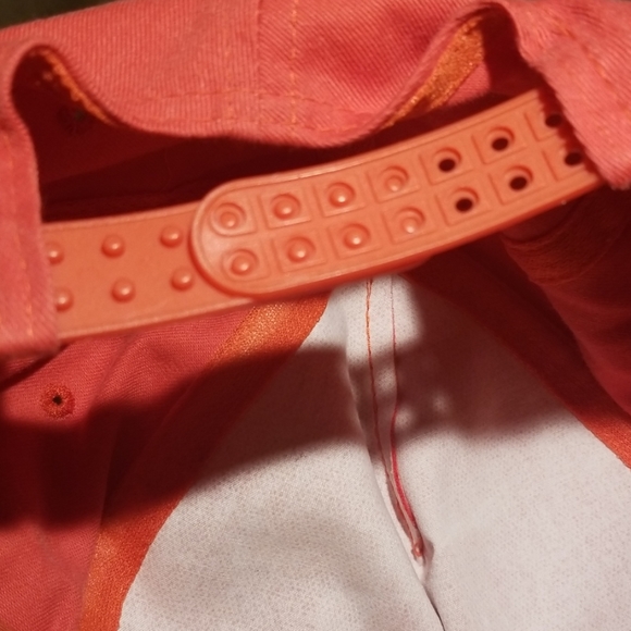 Red baseball cap - Picture 4 of 4